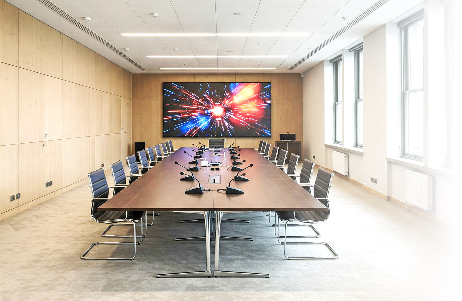 timesave Konferenzraum mit LED Videowall an der Stirnwand